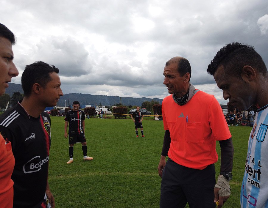 Jugadores y arbitros listos para iniciar un partido