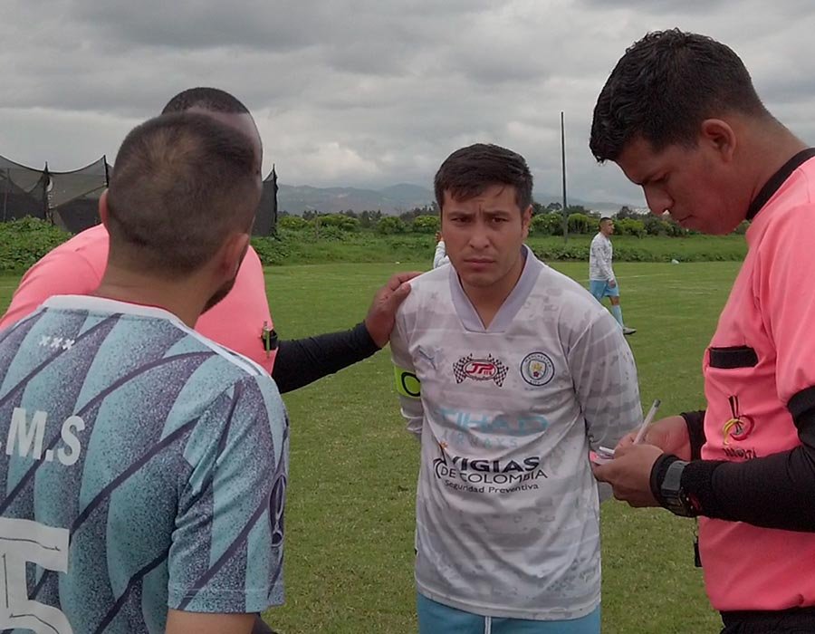 Jugadores concentrados en torneo de fútbol 8
