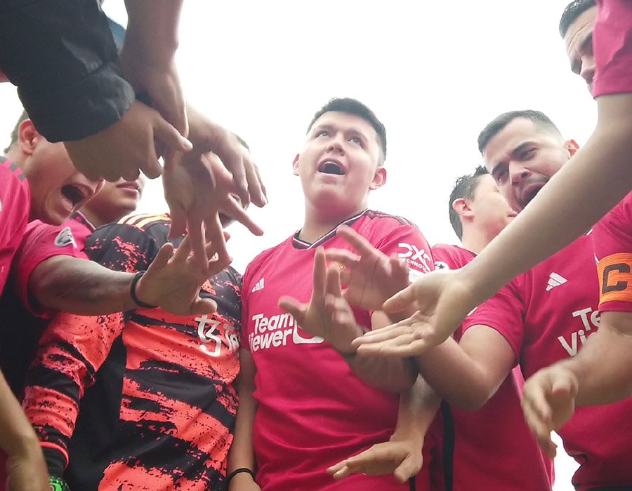 jugadores dandose animo antes de iniciar un partido en futbol 8