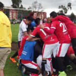 celebración de gol en familia en fútbol 8