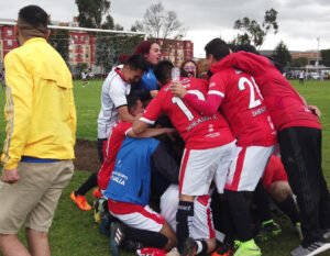 celebración de gol en familia en fútbol 8