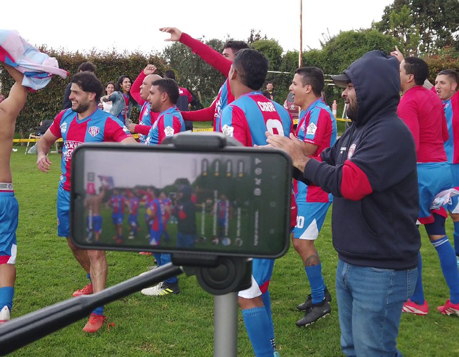 Campeones celebrando torneo de fútbol 8 en Bogotá