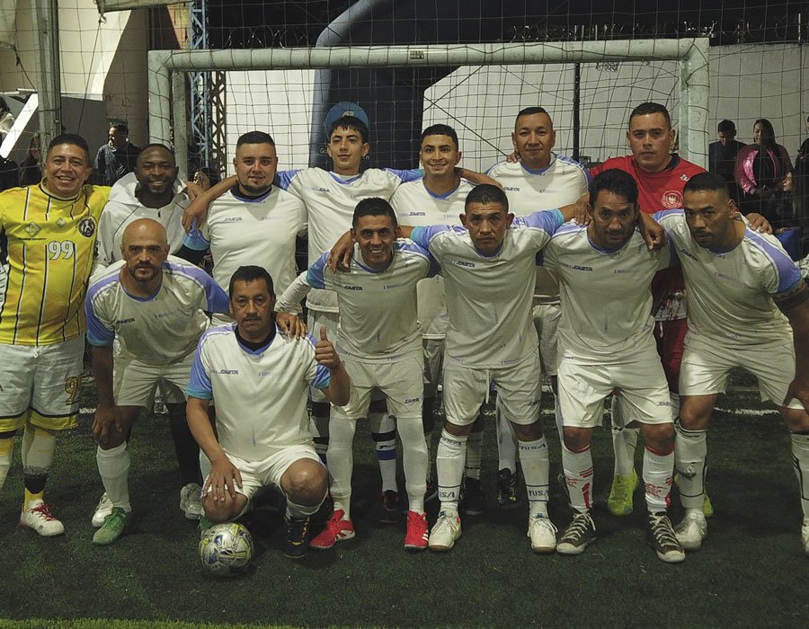 foto de equipo reunido en torneo de fútbol en Bogotá