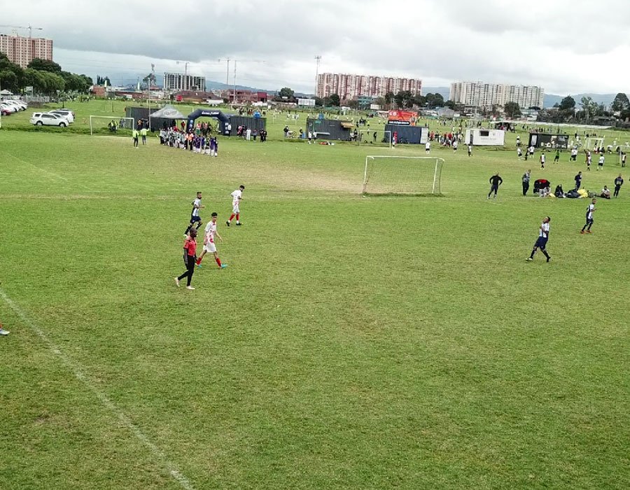 Canchas en grama natural para torneo de fútbol 8 en Bogotá