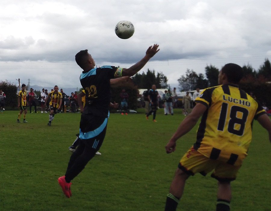 jugador saltando por balon en torneo de fútbol 8