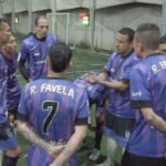 jugadores en circulo en torneo de fútbol en Bogotá