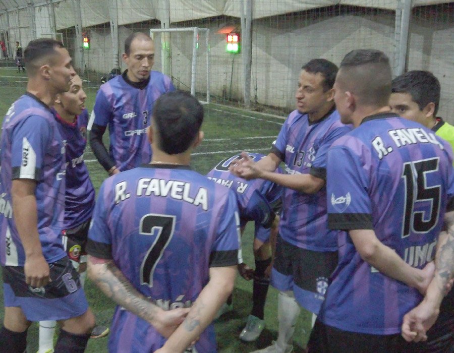 jugadores en circulo en torneo de fútbol en Bogotá