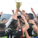 Campeones levantando trofeo y celebrando en torneo de fútbol en Bogotá