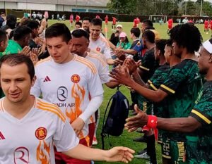 Celebración de equipos en torneo de fútbol 8 en Bogotá