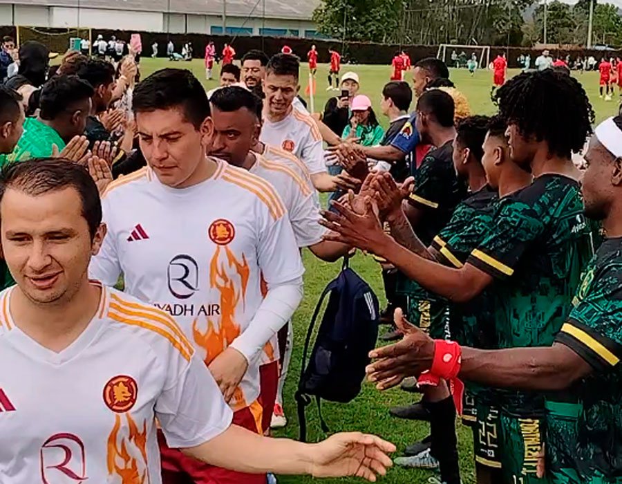 Celebración de equipos en torneo de fútbol 8 en Bogotá