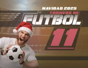 Jugador de fútbol 11 en Bogotá con balon de fútbol y gorro de navidad