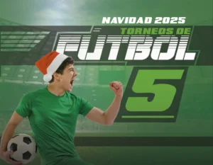 jugador de fútbol 5 en Bogotá con gorro de navidad y balon