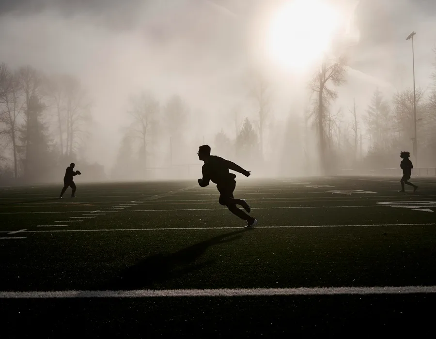 Torneo de fútbol 8 en Bogotá con niebla
